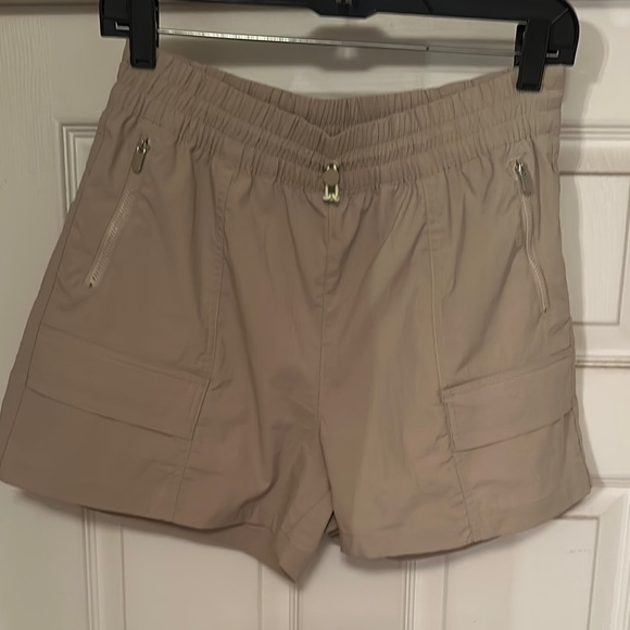 Athleta Pants - Athleta Tan Cascade Cargo Shorts with Elastic Waistband